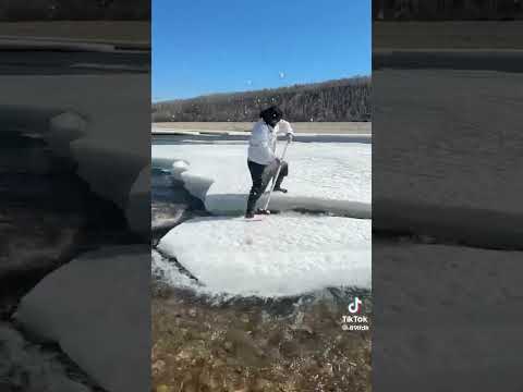 ハンマーで氷を壊す