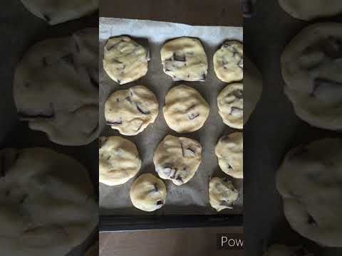 チョコチャンクッキー🍪作ってみた　ちょっと大きくしすぎたかな？😢