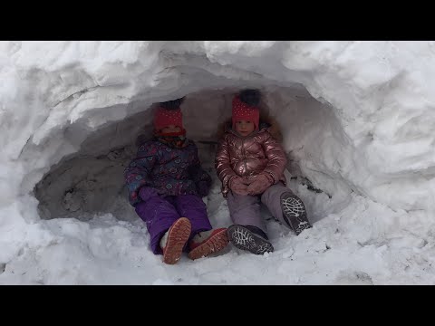 СТРОИМ ДОМ ИЗ СНЕГА - БУДЕМ ТАМ ЖИТЬ - строем дом пещеру из снега в реальной жизни ,зимние забавы