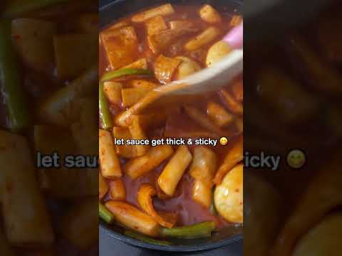 CHEESY Tteokbokki (Spicy Korean Rice Cakes 🤤!!)