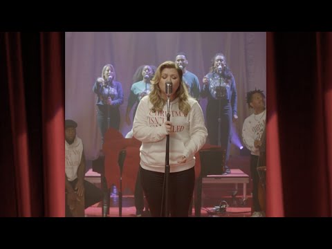 Kelly Clarkson - Christmas Isn't Canceled (Just You) [Live Stripped Performance]