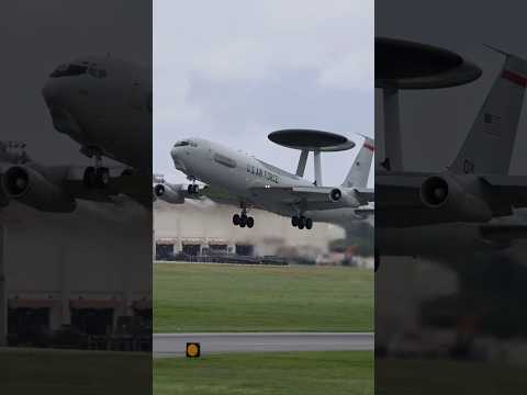 【爆音】突然現れた！E-3セントリー空中早期警戒管制機！独特なエンジン音です。エンジンは爆音のTF-33からJT8Dになってるような…#嘉手納基地 #kadenaairbase#shorts