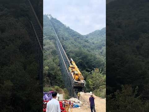 吊车坐电梯上山，租直升机吊都用不了这么贵，啥大工程啊？#crane