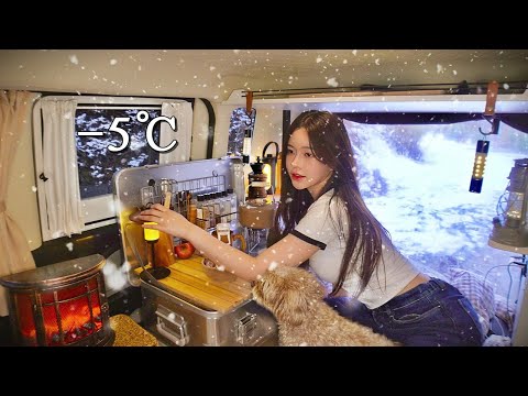 🌨-5℃ Solo cozy car camping in a snowy forest | spicy chicken noodles and Beer