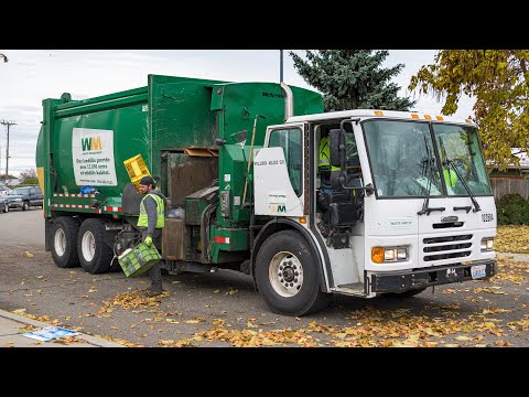 Freightliner Condor - McNeilus M/A on Curbside Recycle