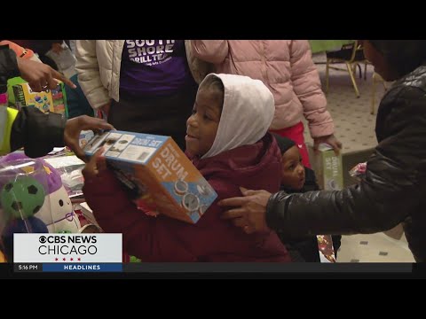 Over 500 toys given away to families at event on Chicago's South Side