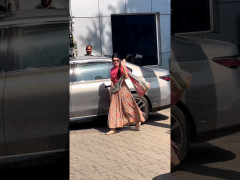 jacquelienefernandez spotted at airport #mumbai #bollywood #trending #youtubeshorts #shorts #trend