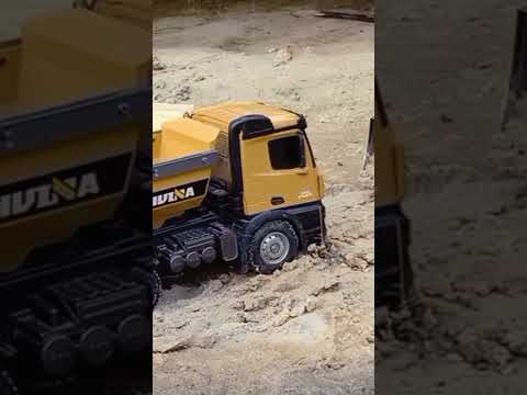 loader membantu mobil dump truk selip #rc #kontruksi #huina #rcconstruction #toys #viral #mainananak