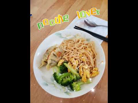 Homemade noodle vs. Takeout 今天两顿都吃面条。明天要出发去今年暑期的第一次短途旅行，现在还在收拾准备中。吃完赶紧去继续收拾行理!