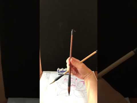 How to hold and alternate two brushes in one hand for Gongbi style painting