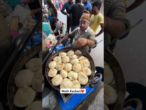 Moth kachori khai hai kabhi?😱 Indian street Food #shorts #shortsvideo #youtubeshorts