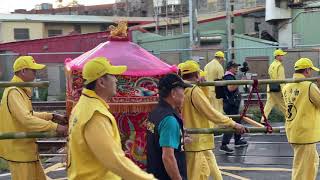 白沙屯媽祖出發往和美彰濱贊境剛好遇到平交道柵欄放下還一次遇二列電聯車很特別…20241102