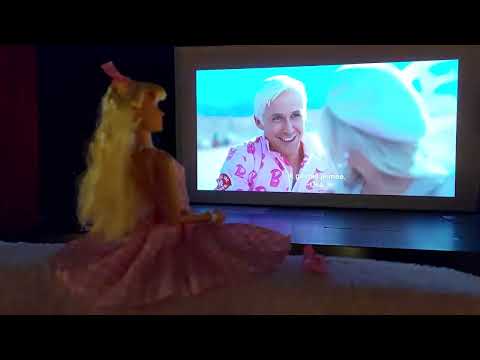 Barbie checkt de trailer @filmtheater-gerrit