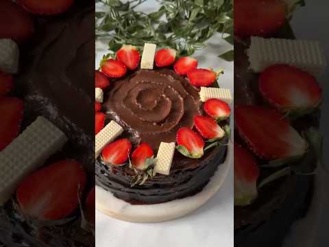 Strawberry 🍓 and Chocolate cake 🎂 #chocolate #strawberry #cake #strawberryandchocolatecake #shorts