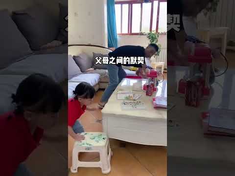 一聽到媽媽回來，這父女兩個太默契了！ #爸爸 #萌娃 #funny