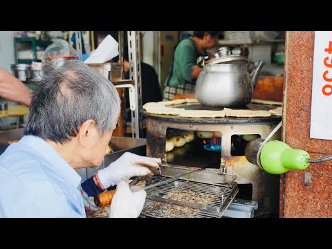 Taiwan Style Breakfast Bread in Taipei / 招牌烤肉餅、韭菜盒子、甜餅 - Taiwanese traditional breakfast