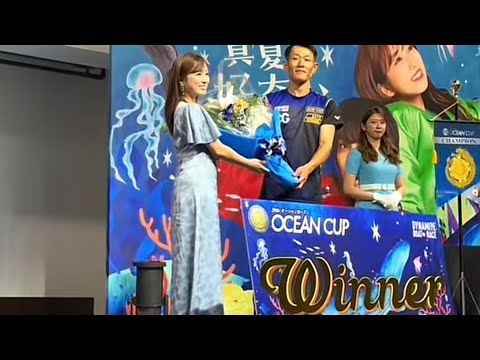 矢吹奈子さんから茅原悠紀選手へ花束贈呈 ボートレース大村 ＳＧオーシャンカップ優勝戦表彰式　2024/07/28