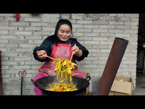 香辣小南瓜干锅，冬天围着火锅这样吃，暖和又下饭【梅子美食】