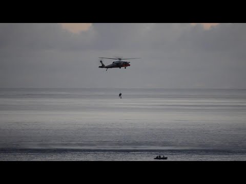 海上自衛隊ヘリコプターによる救難訓練の様子