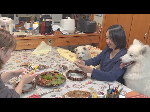 秋の手作りリース制作を隣で応援する癒しの愛犬たち