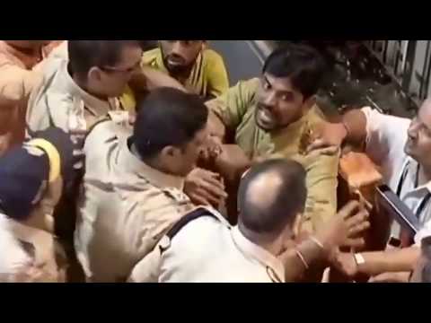 मुंबई Lalbaugcha Raja police fight | 'लालबागचा राजा’ मंडलच्या कार्यकर्ता आणि पोलीसांची धाकाबुकी live