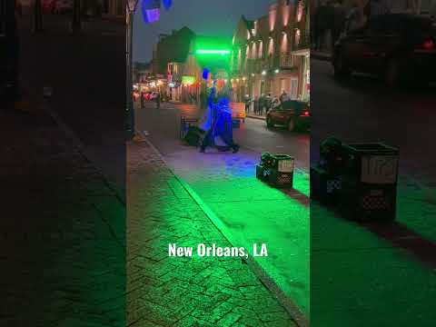 Darth Vader Christmas Street Performer Makes Snow 🎄