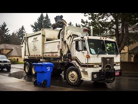 Peterbilt 310 - Heil Formula 7000 Curve Shell Garbage Truck