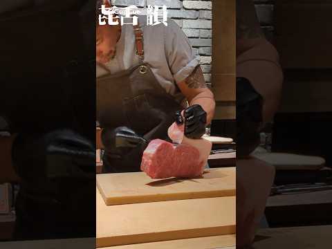 大阪 法善寺 400度で焼き上げた万葉牛サーロイン
近火、遠火を使い分けながら焼き上げ余分な脂を落とし、旨味だけ閉じ込めたステーキ。#shorts