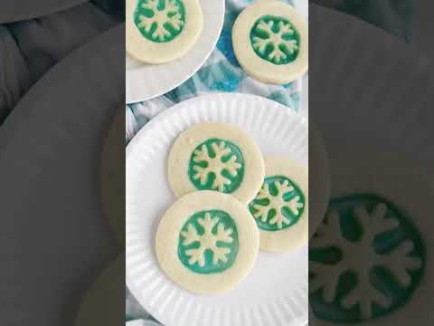 So cool!! Snowflake Stained Glass Cookies ❄️❄️❄️ #cookies #christmascookies #frozen #cookievideo