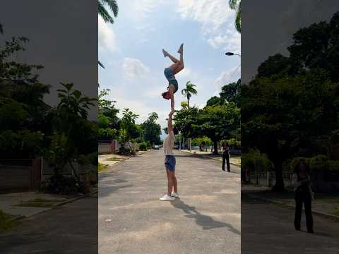 Handstands 🇸🇹 Have you ever traveled to Africa? #circus #acrobat #handstand #travel #Acro