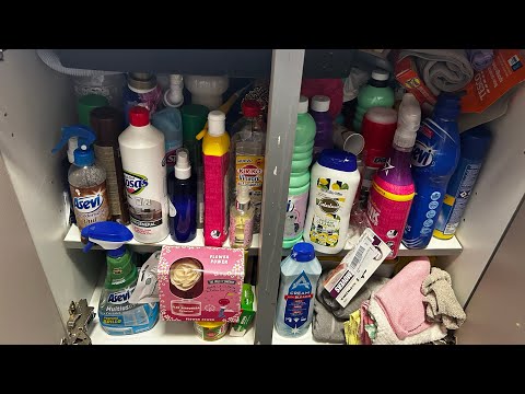 DAY 6 VLOGTOBER - SPANISH CLEANING PRODUCTS- I KNOW IM MENTAL 🫣