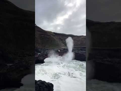 Sitting on the edge of the northern Oregon coast is the stunning Thor’s Well  an old collapsed sea 🌊