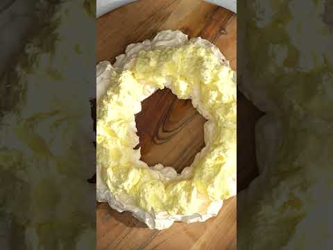 Chocolate Swirl Pavlova Wreath #chrismas2024 #christmasdesserts #festivedesserts