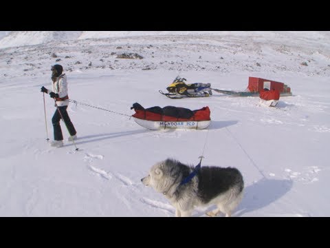 Equipment unloading in Revoir Pass - Sam Ford Fiord 2010 expedition