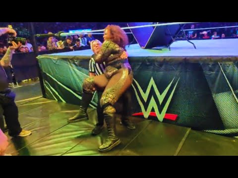 Charles Robinson Tries to Lift Nia Jax: The Referee's Hilarious Miscalculation  😂😂