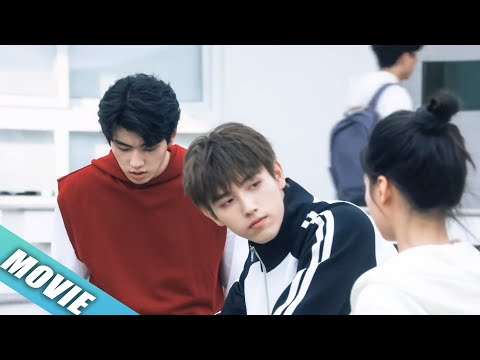 【MOVIE】He gets crazy jealous when he sees a boy approaching his girl😳