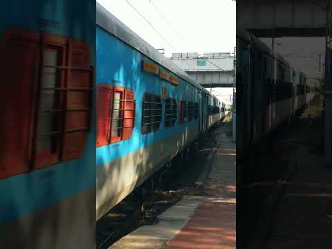 12933- Karnavati Express At Full Speed Skip Dahanu Road #shorts #dahanu #indiantrainspeed