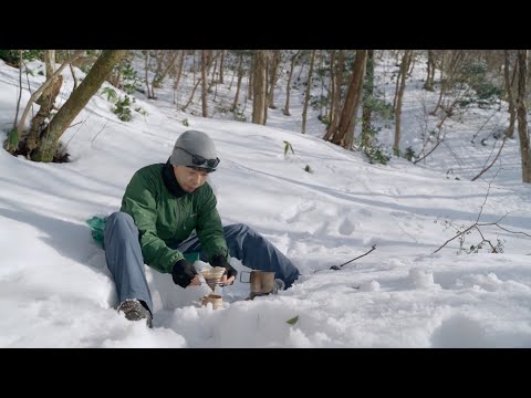 誰もいない雪の里山で淹れるコーヒー