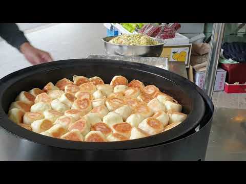 石牌夜市必吃排隊水煎包Pan-fried stuffed bun shipai Nightmarket Taipei Taiwan