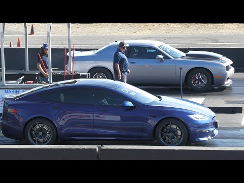 Hellcat vs Tesla Plaid- drag racing