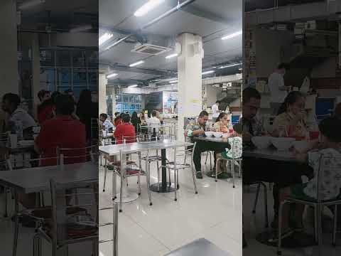 在曼谷 Sam Yot 地鐵站附近的 Phahurat 市場美食中心用餐 #bangkoktravel #bangkok