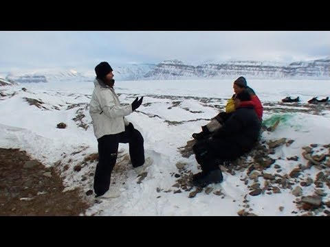 Inuit talking to Ingrid in Elwin cove - Nanoq 2007 expedition