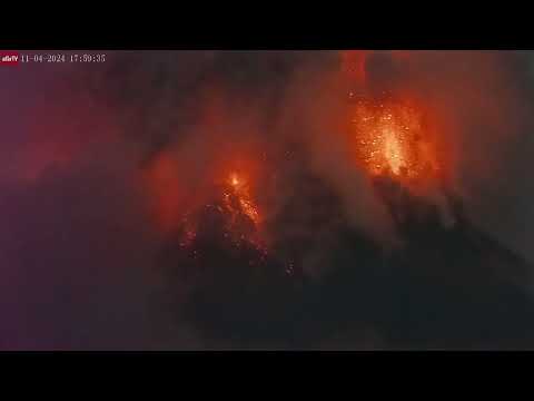 Nov 4, 2024: Santiaguito Volcano on Fire! Large Eruption, Pyroclastic Flows, Insane Zoom