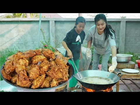 Pich and Mommy Sreypov cook crispy chicken with sweet potato - Mother and children cooking