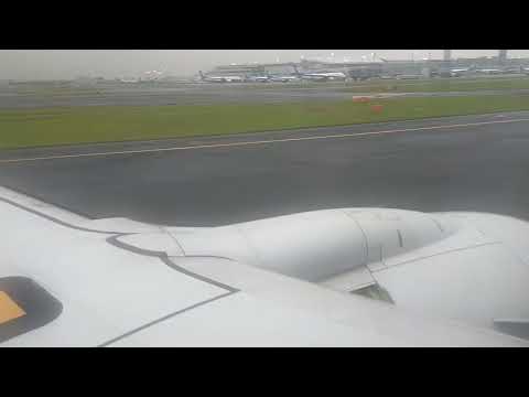 羽田空港に着陸するANA750便