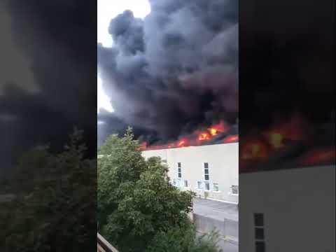 Grosso incendio al deposito di plastica a Airola (BN). Nube nera tossica fino a Napoli.