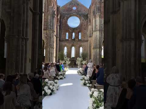 Wedding wanderlust courtesy of a Tuscan ceremony. #shorts #Italy 📋: @eastonevents