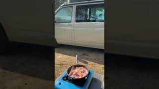 VW California Beach bacon breakfast #vwcalifornia #campervan #vanlife