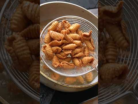 Bellam gavvalu/బెల్లం గవ్వలు గోదుమపిండి తో @SurekhaRecipes #food #snacks #sweet #yt