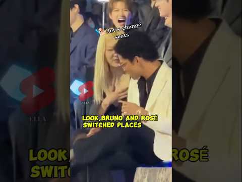 Rosé uncomfortable on her dress at MAMA Awards 😱🔥 #rose #brunomars #mamaawards